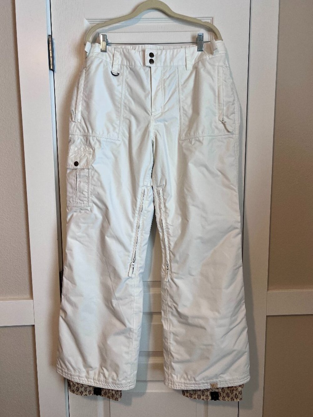 Roxy White Insulated Cargo Snow/Snowboard/Ski Pants - Women’s XL (10K)
